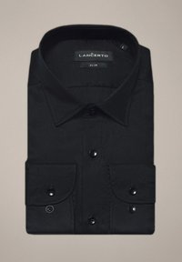 Czarna koszula o dopasowanym kroju wykonana z teksturowanej tkaniny, z klasycznym kołnierzem, dwoma zapinanymi na guziki kieszeniami na piersi oraz czarnymi guzikami. Oznaczona marką "LANCERTO."