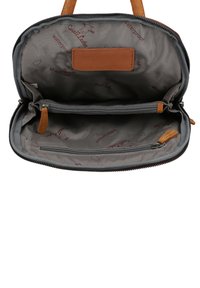 Bolso de tela gris con acentos de cuero, que cuenta con un cierre de cremallera y dos compartimentos espaciosos con un forro interior impermeable.
