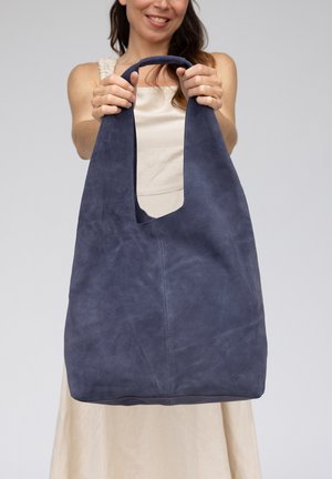 Gusti Leder, BIG WOMAN HANDBAG BLOSWEN - Shopping Bag - blau