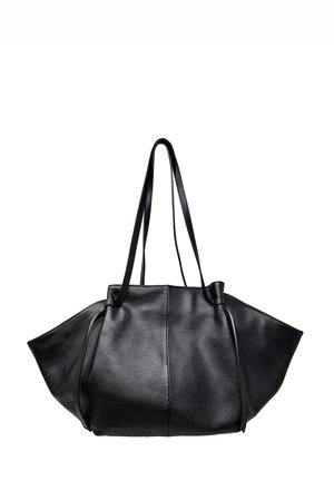 Borsa tote in pelle nera con superficie testurizzata, apertura superiore ampia e doppi manici a spalla. Il design presenta una forma unica e angolare.