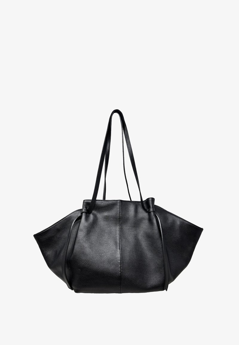 Borsa tote in pelle nera con superficie testurizzata, apertura superiore ampia e doppi manici a spalla. Il design presenta una forma unica e angolare.