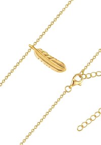 Zlati obesek v obliki peresa z teksturiranim dizajnom, ki ima nežen verižni trak in zapiranje na glavico.