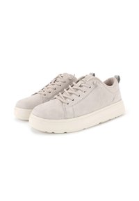 Baskets en daim gris clair avec bouts ronds, fermeture à lacets, épaisses semelles blanches et doublure douce texturée. Accent de branding minimal.
