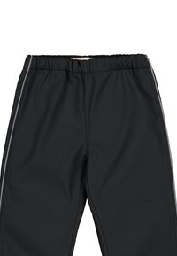 Svarta atletiska byxor med elastisk midja, med sidostråk och ett slätt, lätt tyg. Inga fickor eller detaljer synliga.