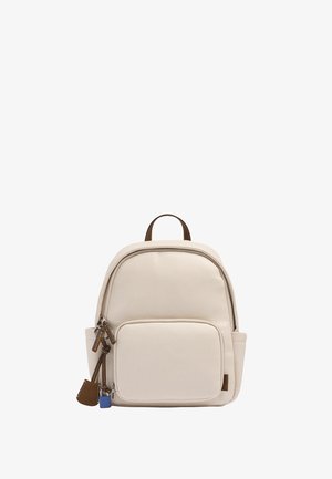 Mały beżowy plecak z przednią kieszenią na suwak, brązowymi skórzanymi uchwytami suwaków oraz górnym uchwytem do noszenia na białym tle.