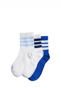 Trois paires de chaussettes en coton : une blanche avec des rayures bleu clair, une blanche avec des rayures bleu foncé et une bleue uni. Longueur mi-mollet.