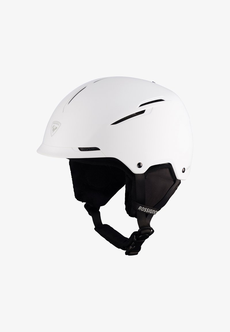 Witte hard shell skihardhelm met verstelbare zwarte riemen, fleece voering, ventilatieopeningen en een logo op de zijkant.