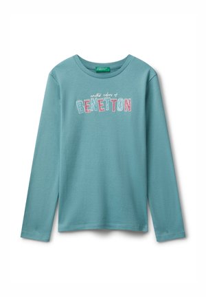 Maglietta a maniche lunghe color teal con colletto rotondo, caratterizzata da scritte multicolori "BENETTON" e la piccola dicitura "united colors of" sopra di essa, sul petto.