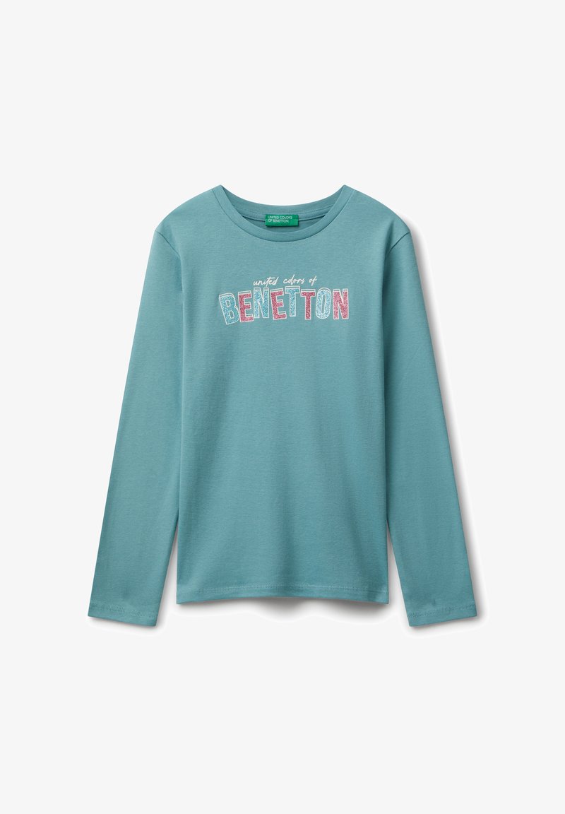 Maglietta a maniche lunghe color teal con colletto rotondo, caratterizzata da scritte multicolori "BENETTON" e la piccola dicitura "united colors of" sopra di essa, sul petto.