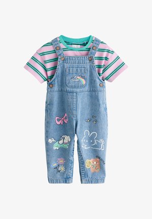 Roza i zelena prugasta majica u kombinaciji s traper kombinezonom s vezom životinja, cvijeća, duge i ukrasnim zakrpama za malu djecu.