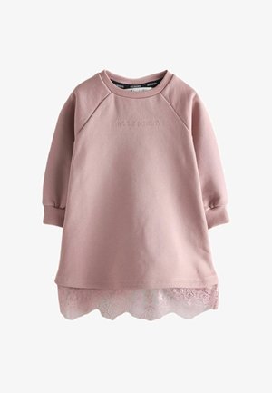 Světle růžové šaty v podobě svetru s žebrovaným výstřihem a manžetami. Na spodním lemu mají krajkovou výšivku. Na přední straně je embosované "ALLSAINTS".