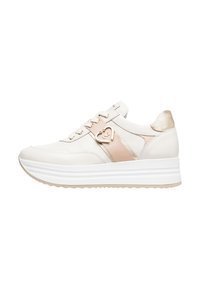 Baskets blanches avec des accents roses et dorés, ornées d'une décoration en forme de cœur, en cuir lisse, et dotées d'une semelle blanche épaisse pour une hauteur supplémentaire.