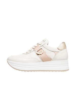 Weißer Sneaker mit pinken und goldenen Akzenten, präsentiert mit einer herzförmigen Dekoration, aus glattem Leder und einer klobigen weißen Sohle für zusätzlichen Höhengewinn.