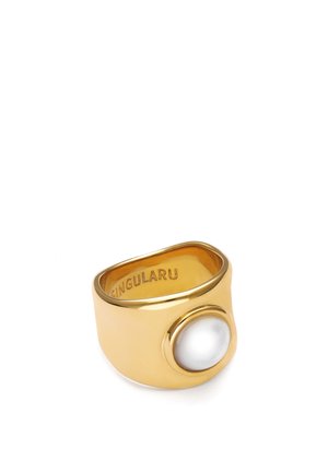 Anillo ancho de oro con una perla blanca y lisa en la parte superior y "SINGULARU" grabado en el interior de la banda.
