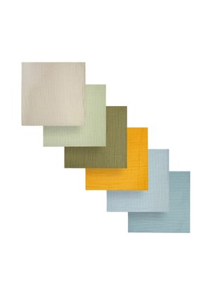 Overlappende stofstalen in beige, lichtgroen, olijfgroen, mosterdgeel, lichtblauw en blauw diagonaal gerangschikt op een witte achtergrond.