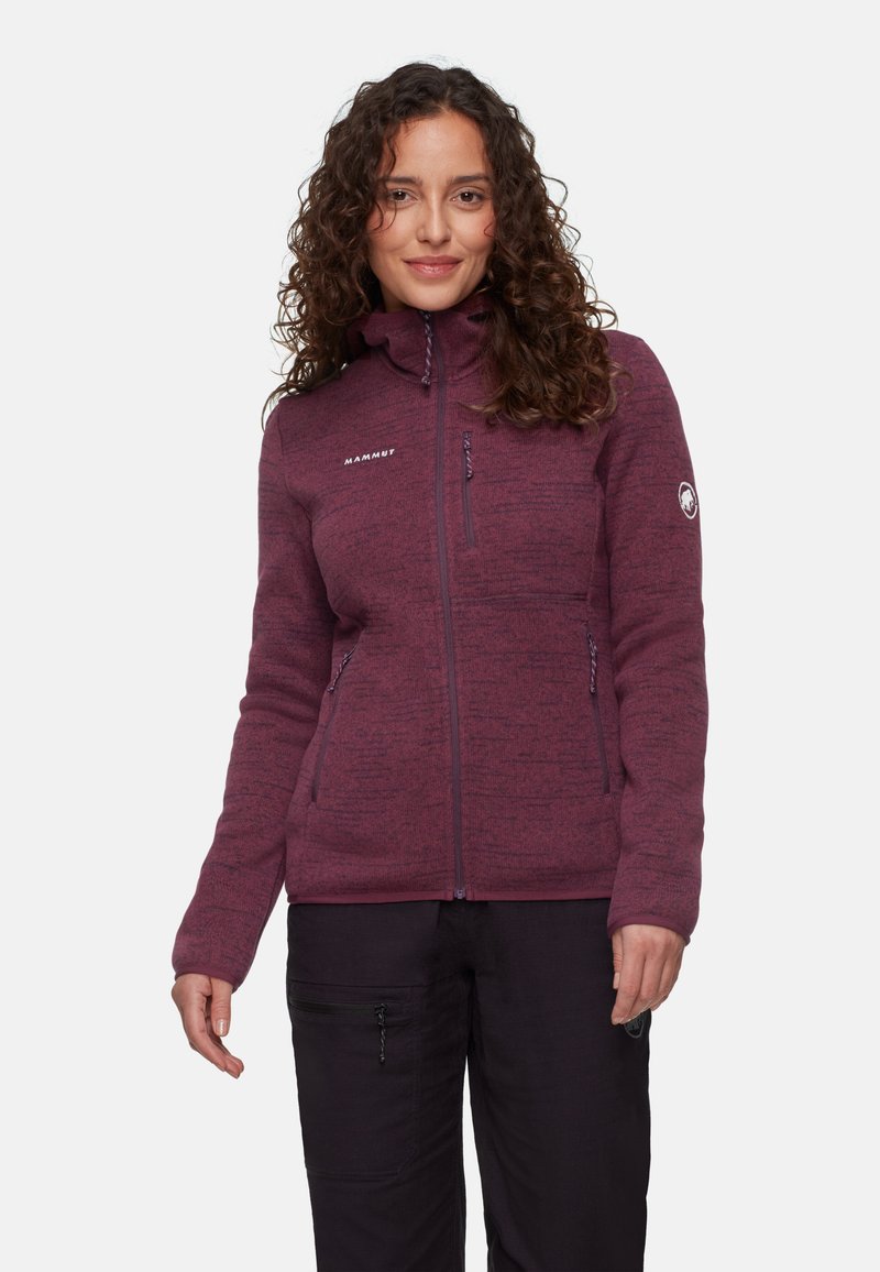 Polarowy kurta w melanżowym burgundzie z wysokim kołnierzem, zamykanymi na zamek kieszeniami i logo na piersi. Charakteryzuje się teksturowanym wzorem materiału.