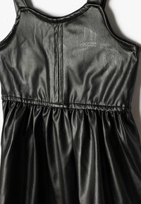 Zwarte faux leren jurk met eenGathered taille en dunne schouderbanden, met een zachte textuur en subtiele glans.