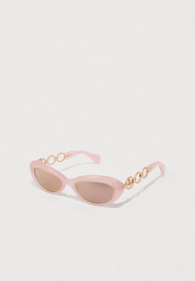 Roze zonnebril met ovale monturen, gradient bruine lenzen en gouden cirkelvormige kettingaccenten op de armen. Glanzend plastic materiaal.