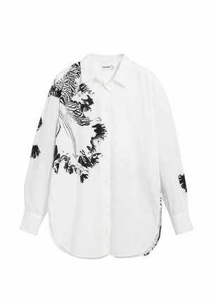 Biela košeľa na gombíky s čiernym kvetinovým a abstraktným vzorom na ľavej strane a na rukávoch, s oblým spodným lemom a bočnými rozparkami.