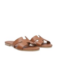 Brune læder slip-on sandaler med udskæringsdesign, flad sål og minimalistisk stil. Har en tekstureret fodseng for komfort.
