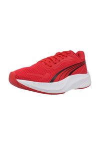 Zapatilla deportiva roja con parte superior de malla, cierre de cordones, acentos negros y una media suela blanca. Presenta una suela texturizada para mayor agarre.