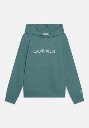 Hættetrøje i grønblå farve med lange ærmer, ribbet kant, teksten "CALVIN KLEIN" foran og lille "cK" logo på venstre ærmekant.