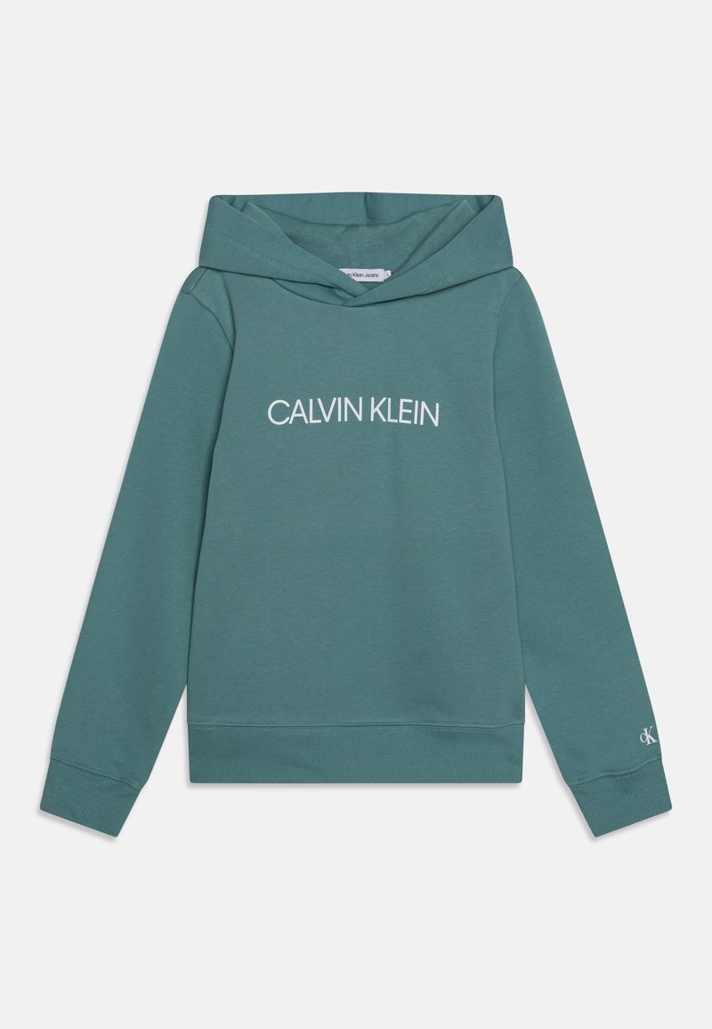 Sweat à capuche de couleur sarcelle avec manches longues, poignets côtelés, inscription "CALVIN KLEIN" sur l'avant et petit logo "cK" sur le poignet de la manche gauche.