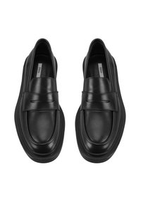Zwarte leren loafer met een ronde neus, voorzien van een voorband en een gestructureerde binnenzool. De zool is dik en iets verhoogd.