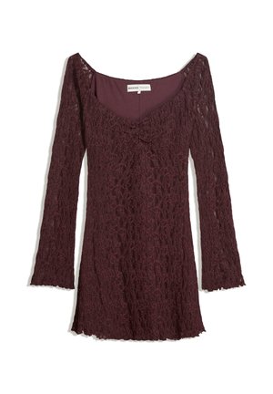 Burgunderfarbens Spitzenkleid mit tailliertem Oberteil, Rundhalsausschnitt und langen, ausladenden Ärmeln. Zartes Blumenmuster mit einer weichen, strukturierten Oberfläche.