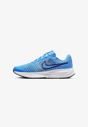 Jasnoniebieskie buty sportowe z siateczkową cholewką, z ciemniejszymi niebieskimi akcentami, białą podeszwą środkową i czarną gumową podeszwą zewnętrzną dla lepszej przyczepności.