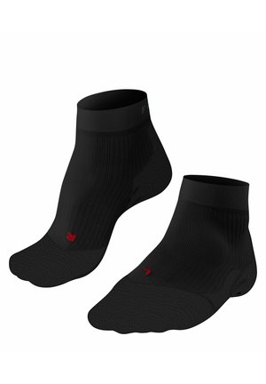 Schwarze Knöchelsocken mit gerippter Textur, elastischem Bund und rotem Logodetail. Hergestellt aus einem leichten, atmungsaktiven Material für hohen Tragekomfort.