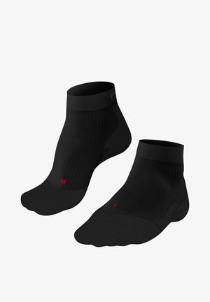 Schwarze Knöchelsocken mit gerippter Textur, elastischem Bund und rotem Logodetail. Hergestellt aus einem leichten, atmungsaktiven Material für hohen Tragekomfort.