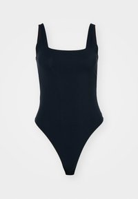 Bañador negro de una sola pieza con escote cuadrado, tirantes finos, perneras altas y una tela lisa y elástica. Sin patrones ni herrajes visibles.