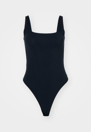 Schwarzer einteiliger Badeanzug mit quadratischem Ausschnitt, schmalen Trägern, hohen Beinausschnitten und einem glatten, dehnbaren Stoff. Keine sichtbaren Muster oder Beschläge.