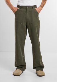 PROHIBITED EAST HAM CARPENTER - Nadrágok - green