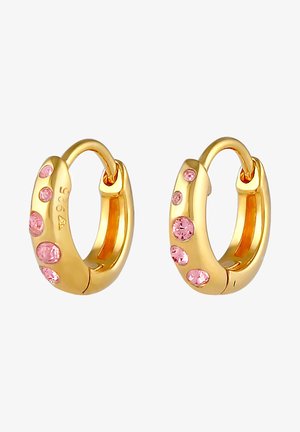 Guld hoops øreringe med lyserøde sten i forskellige størrelser sat på den ene side, der viser en glat, poleret overflade.