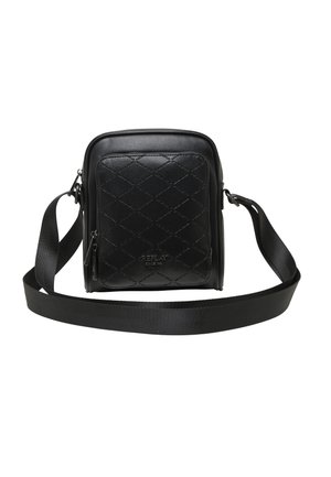 Bolso bandolera negro acolchado con bolsillo frontal con cremallera y correa ajustable, logotipo "REPLAY" grabado debajo del bolsillo.