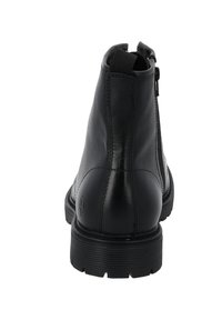Bottines en cuir noir avec une finition lisse, inserts élastiques sur les côtés et une semelle en caoutchouc noir, arborant un logo subtil sur le talon.