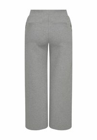 Grå vida sweatpants gjorda av mjukt material, med två bakfickor och en slät yta med en ren, enkel design.