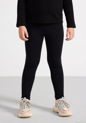 - Legginsy