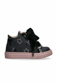 Zwarte gepatineerde leren sneakers met een roze sterpatroon, dikke zwarte fluwelen veters en een lichtroze rubberen zool. Enkelschoen ontwerp.
