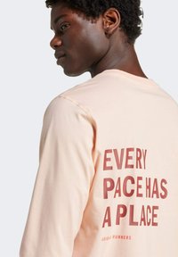 adidas Performance RUNNERS - Langarmshirt - powder coral