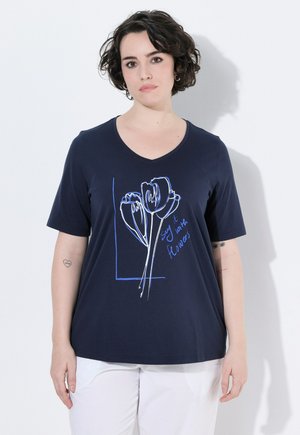 Ulla Popken SAY IT WITH FLOWERS GRAPHIC TEE - T-shirts print - marine
