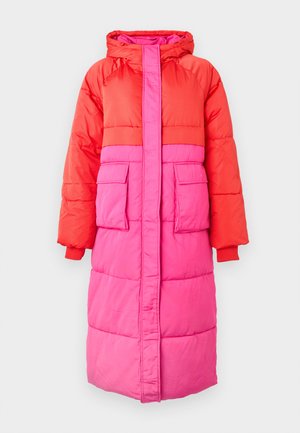 Manteau long rembourré présentant un design en blocs de couleurs vives rouge et rose, avec une capuche, deux poches avant et des poignets côtelés.