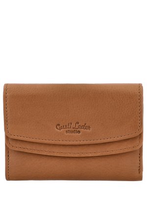 Portefeuille en cuir marron avec des bords cousus et "Gusti Leder studio" embossé sur le rabat avant.