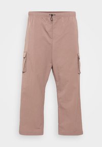 Pantalons cargo rose clair avec une taille élastique, cordon de serrage noir et poches latérales. Fabriqués en tissu doux et texturé avec une coupe décontractée.
