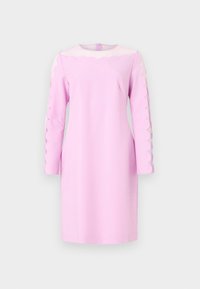 Vestido rosa con mangas largas que presenta recortes en forma de ondas a lo largo de los hombros. Textura suave y diseño estructurado. Cuello redondo y cierre de cremallera.