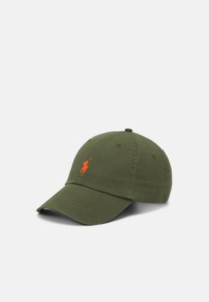 Casquette de baseball vert olive avec visière courbée et logo brodé orange d'un joueur de polo sur le devant, présentée sur fond blanc.