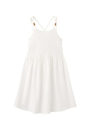 Robe blanche sans manches avec corsage smocké, fines bretelles croisées ornées de perles en bois et jupe froncée.