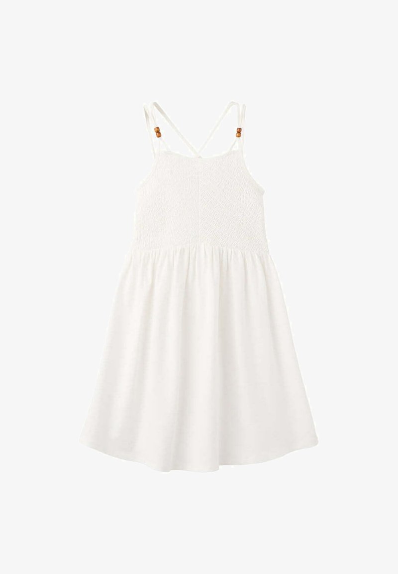 Robe blanche sans manches avec corsage smocké, fines bretelles croisées ornées de perles en bois et jupe froncée.